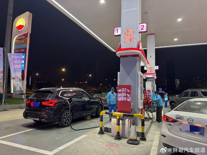国内成品油价格临时调控今晚启动，加油站迎客流高峰
